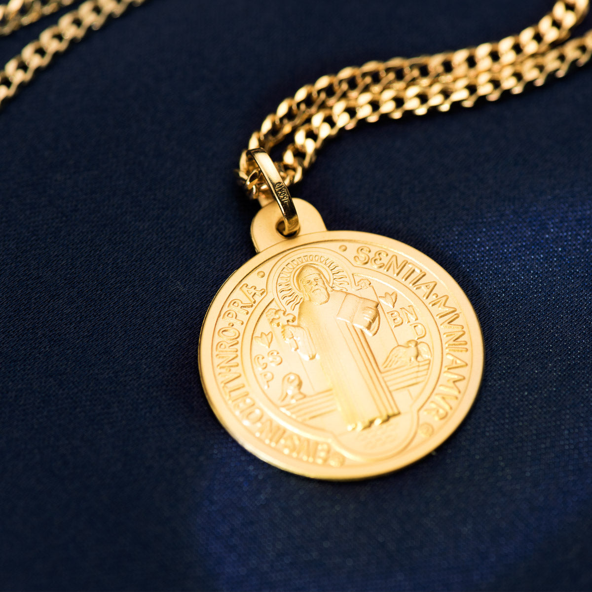 Medalla Escapulario San Benito Monje 24 mm Matizado 18K