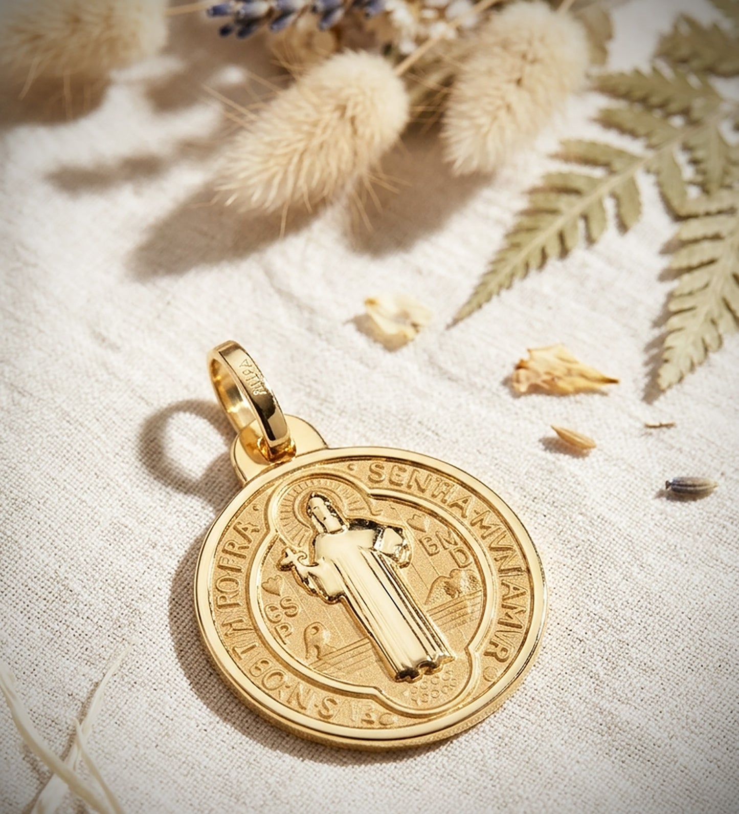 Medalla Escapulario San Benito Monje Brillo y Fondo Matizado 24 mm Espalda en Brillo 18K