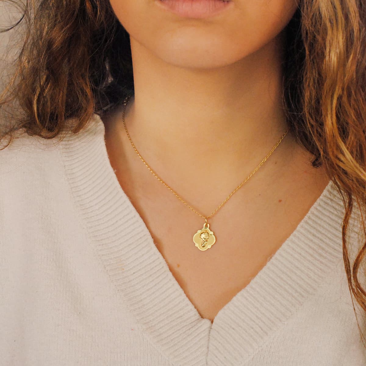 Medalla Virgen Niña 19 x 16 mm de oro amarillo 18K