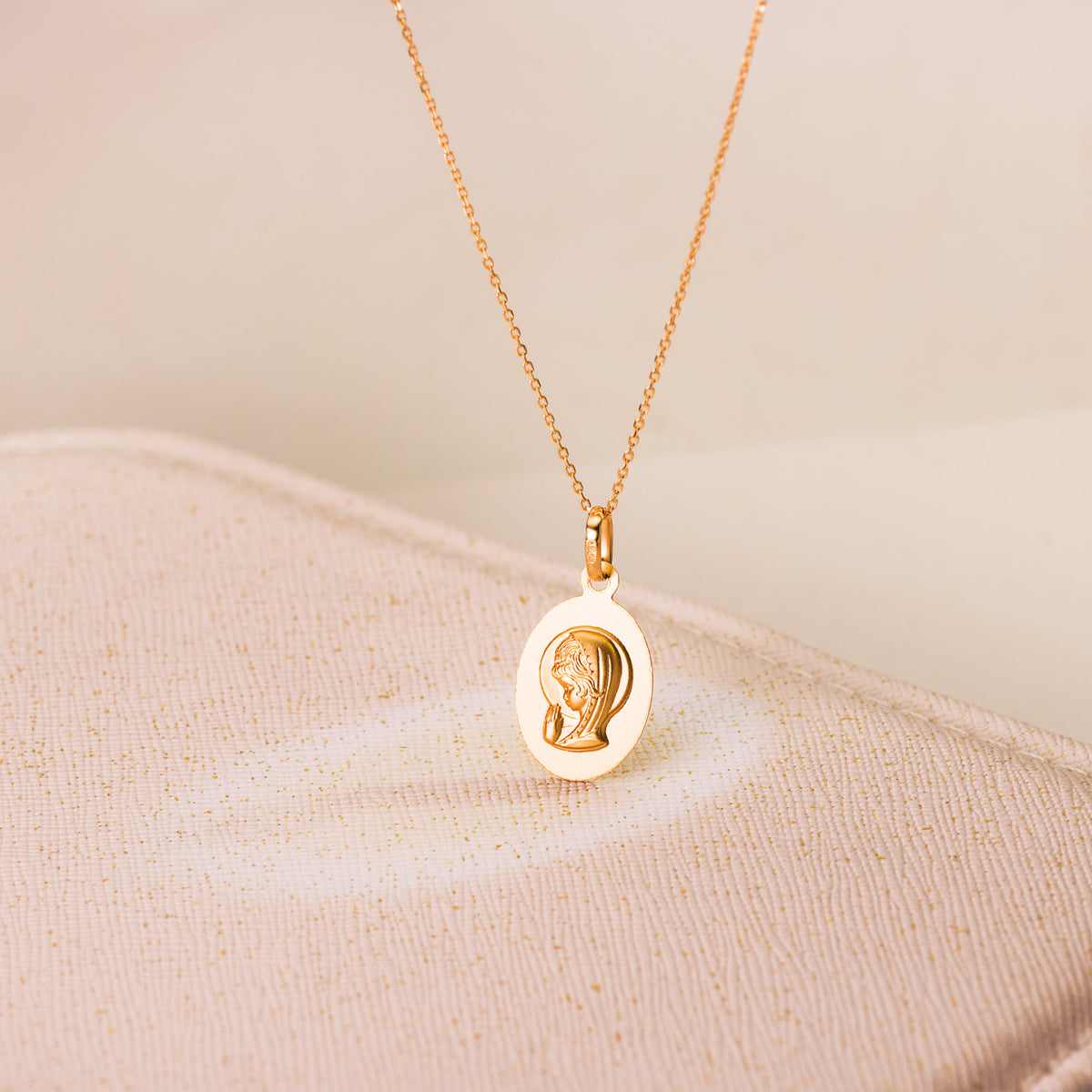 Medalla Virgen Niña Oval Matizada 19 x 12 mm de oro amarillo 18K