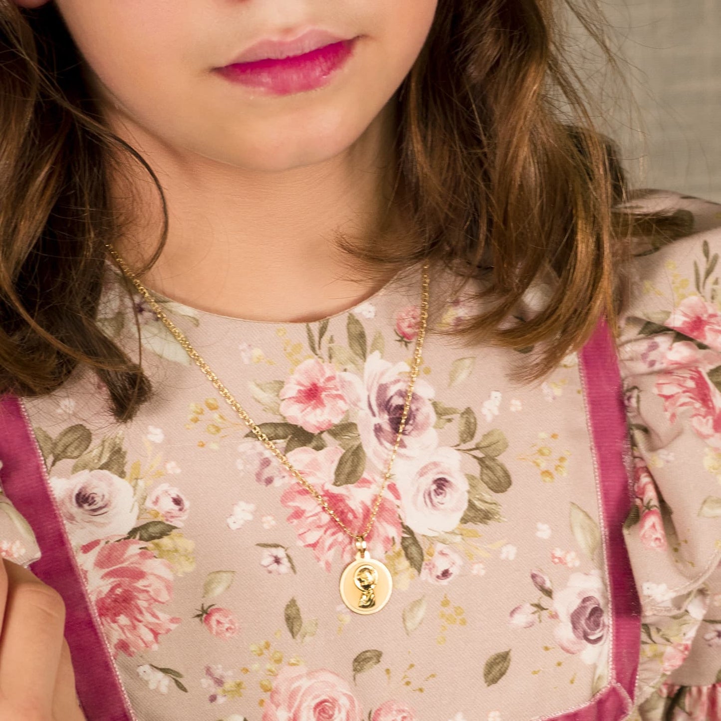 18K MEDALLA ORO AMARILLO VIRGEN REZANDO EN BRILLO 18 MM