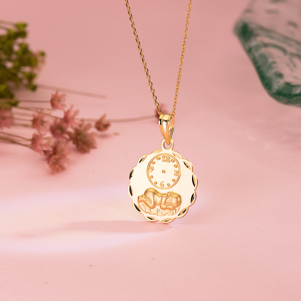 Medalla Redonda Niño de la Hora con Reloj Tallada 16 mm de oro amarillo 18K