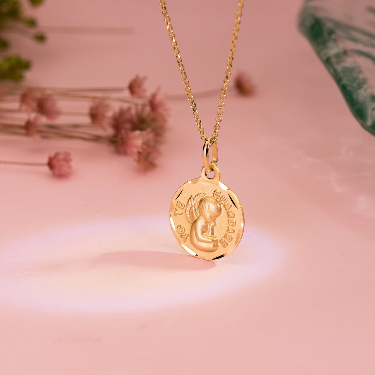 Medalla Tallada Angel " Yo Te Guardare " 14 mm de oro amarillo 18K