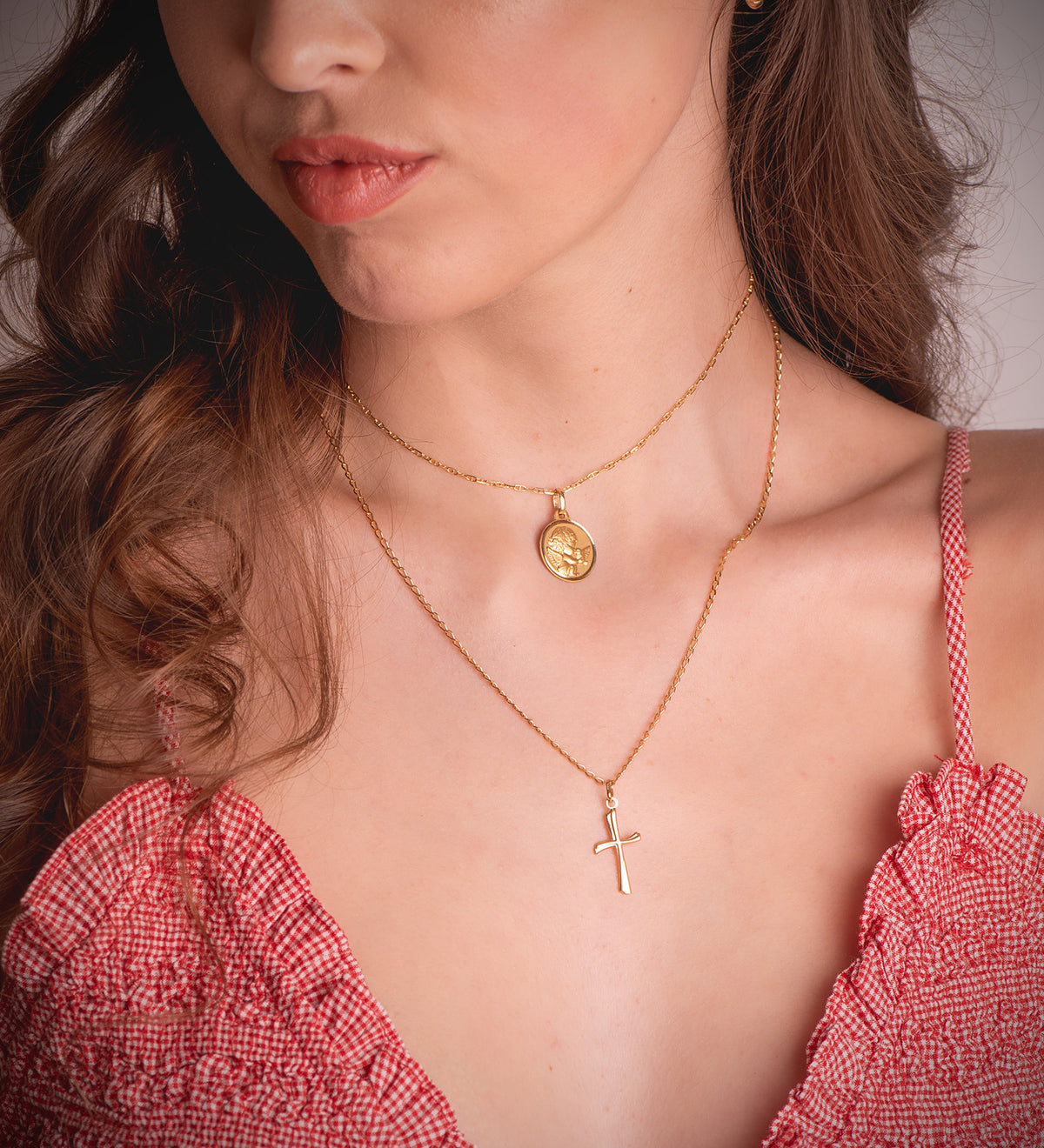 Medalla Angel Niño Burlon con Paloma Bisel 16 mm de oro amarillo 18K