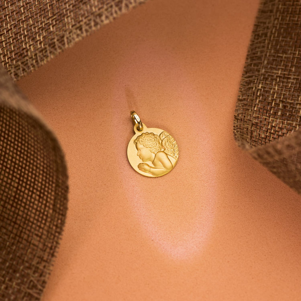Medalla " Angel Niño Piadoso " Rezando Matizado. 16 mm de oro amarillo 18K