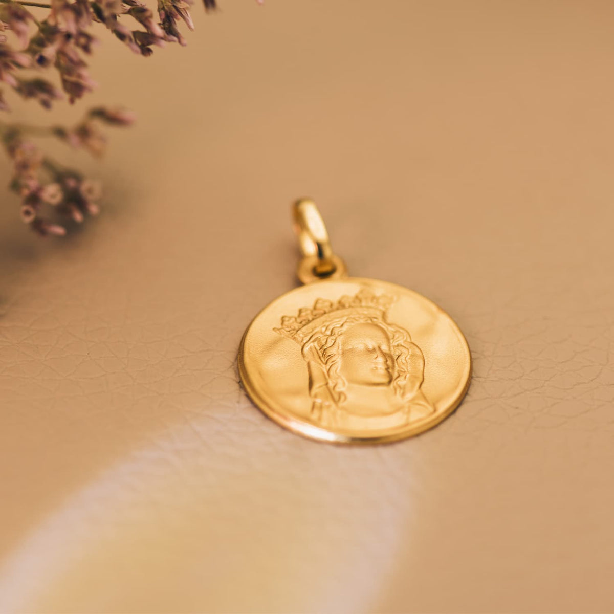 Medalla Notre Dame de Paris 18 mm de oro amarillo 18K